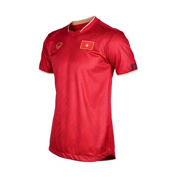 Debutantes. Se espera poco de ellas en un grupo complicadísimo más allá de que se dejen todo sobre el terreno de juego. Otra camiseta roja, esta hecha por Grand Sport, en la que lucen un patrón de pequeñas estrellas como guiño a su bandera.