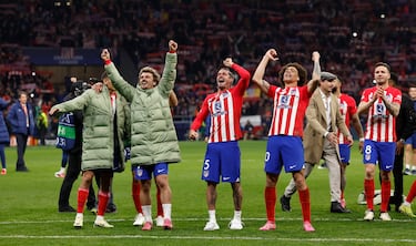 Los jugadores rojiblancos celebran la victoria y el billete a la siguiente ronda de la Champions League.