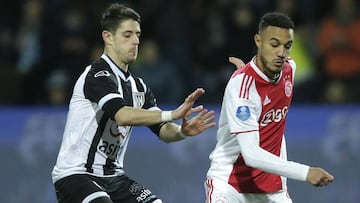 Dalmau pelea un bal&oacute;n con Noussair Mazraoui, medio holand&eacute;s-marroqu&iacute; del Ajax.