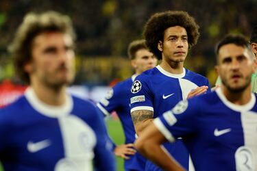 Axel Witsel aplaude a los aficionados presentes en el Signal Iduna Park.