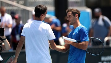 Lorenzo Sonego y Carlos Taberner se saludan tras su partido en el Open de Australia.