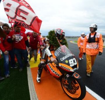 El piloto catalán se lleva su segundo mundial, esta vez en Moto 2, tras ganar la carrera del Gran Premio de Valencia. En la imagen, Márquez celebra la victoria. 