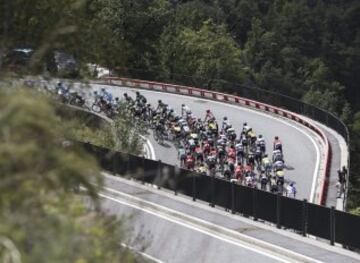 El pelotón durante la salida de la etapa entre Andorra la Vella y Cortals d' Encamp de 138 kilómetros. 