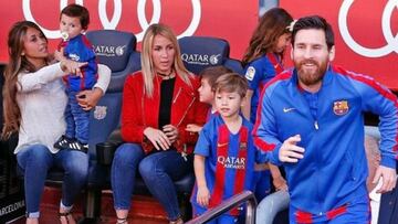 Lionel Messi saliendo del vestuario con su familia y la de Luis Suárez en el banquillo.