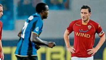 <b>DOLIDOS. </b>De Rossi y Totti tras recibir un gol en el 0-4 ante el Inter.