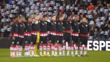 En el PSV Eindhoven - Twente se guardó un minuto de silencio por el linier Richard Nieuwenhuizen que fue asesinado la semana pasada por un grupo de adolescentes.