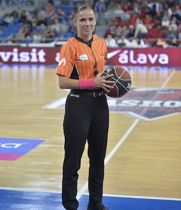 Esperanza Mendoza, en los prolegómenos del Baskonia-Gipzukoa.