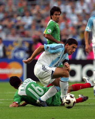 México se topó con Argentina por tercer año consecutivo en duelo oficial. La albiceleste no pudo vencer al Tri en los anteriores dos duelos, pero lo hizo en el más importante, en los octavos de final del Mundial Alemania 2006. Los dirigidos por La Volpe supieron competirle a la Argentina de Messi y Riquelme, pero en tiempo extra sucedió una obra maestra. Aquella perfecta volea de Maxi Rodríguez aún duele en la memoria colectiva de la afición azteca para el 2-1 final.