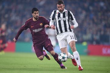 Andrea Barzagli y Luis Suárez.