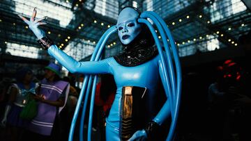 Una asistente vestida como Diva Plavalaguna de "El quinto elemento" posa durante la Comic Con de Nueva York en el Centro de Convenciones Jacob K. Javits.