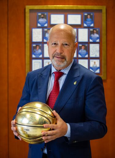 Javier Imbroda falleció el 2 de abril en Málaga, a los 61 años, tras una larga lucha contra el cáncer. Nacido en 1961 en Melilla, era el consejero de Educación y Deporte de la Junta de Andalucía en la fecha del deceso, pero sobre todo dedicó su vida al baloncesto. Estuvo 14 años ligado al Maristas y al Unicaja (1984-1998), antes de embarcarse en el Caja San Fernando (1998-2001), Real Madrid (2002-03), Valladolid (2006-08) y Menorca (2009). Su paso por el equipo blanco provocó su salida de la Selección, una etapa que duró sólo dos campeonatos: Eurobasket de Turquía 2001 y Mundial de Indianápolis 2002. Y en ambos sacó algo positivo. En el primera atrapó el bronce y en Estados Unidos doblegó en partido oficial al país anfitrión (81-75), en la todavía última victoria de España sobre USA. Acabó quinto el torneo. También tuvo experiencia internacional: fue asistente de Vladas Garastas con Lituania en los Juegos Olímpicos de Barcelona 1992, donde se colgó el bronce con un grupo increíble: Sabonis, Marciulionis, Kurtinaitis, Karnisovas, Homicius...