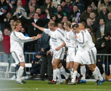 El primer gol de Zidane lleva la tranquilidad a la grada y la alegría a sus compañeros...