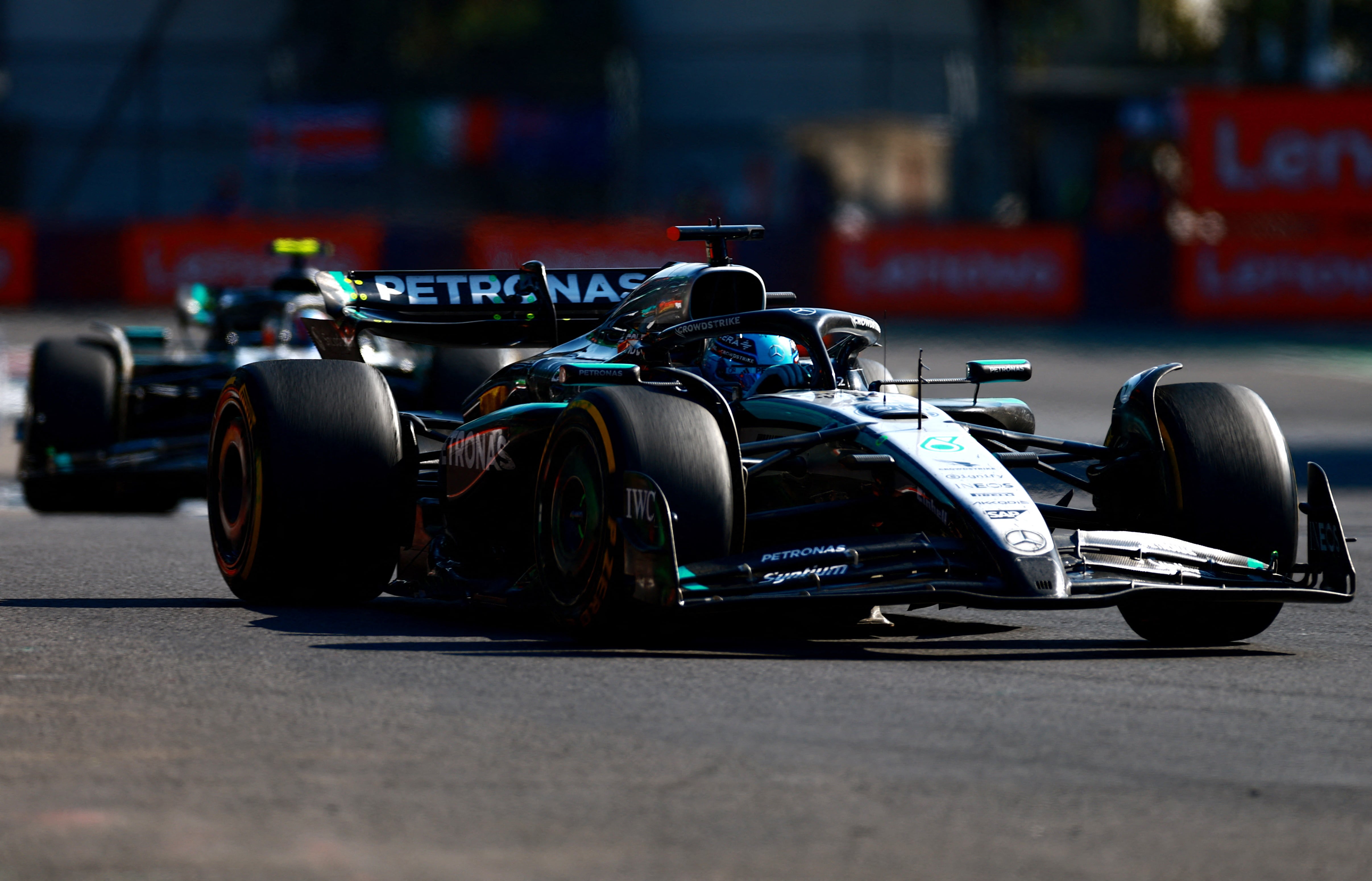 El Mercedes de George Russell durante una carrera de F1.