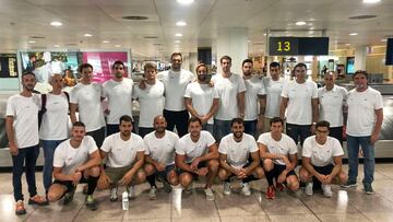 BARCELONA, 04/07/2023.- Los integrantes de la selección española de waterpolo a su llegada al aeropuerto este martes procedente de Los Ángeles. España, tras su victoria en la final masculina de la Copa Mundial de esta pasada madrugada y la medalla de bronce obtenida por el equipo femenino, la pasada semana, también en Long Beach (Estados Unidos), llegará al Campeonato del Mundo de Fukuoka (Japón) del 16 al 29 de julio con la moral por las nubes. EFE/RFEN SOLO USO EDITORIAL/SOLO DISPONIBLE PARA ILUSTRAR LA NOTICIA QUE ACOMPAÑA (CRÉDITO OBLIGATORIO)