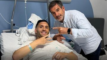 Lucas Pérez junto a Carlos Lariño, médico del Deportivo