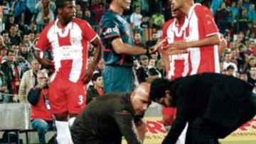 <b>LA JUGADA. </b>Máquez se retuerce en el suelo de dolor en la jugada que terminó con la expulsión de Negredo.