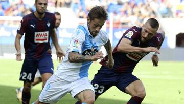 GRA085. EIBAR (GIPUZKOA), 15/10/2017.- El centrocampista argentino del Deportivo Fede Cartabia (i) disputa un balón con el jugador del Eibar David Juncá (d) durante el partido correspondiente a la octava jornada de LaLiga Santander disputado hoy en el estadio de Ipurua. EFE/Javier Etxezarreta