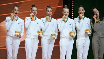 En conjunto español con su medalla de bronce