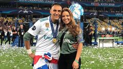 Keylor Navas con su mujer, Andrea Salas, durante la celebraci&oacute;n de la 13&ordf; Champions del Real Madrid.