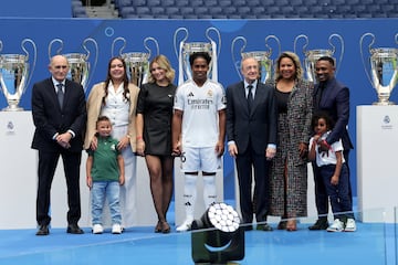 Endrick Felipe posa con su familia, con Florentino Pérez y Pirri. 