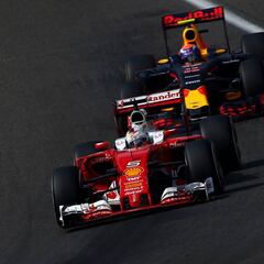 Italia carga contra Vettel y defiende a Verstappen