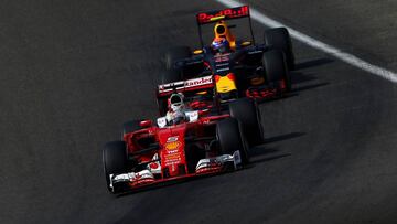 Vettel y Verstappen durante el GP de Bélgica en Spa.