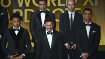 Cristiano Ronaldo, Leo Messi, Neymar, Dani Alves y Andrés Iniesta, durante la gala del Balón de Oro.