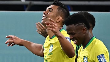 Casemiro celebra su gol con Vinicius.