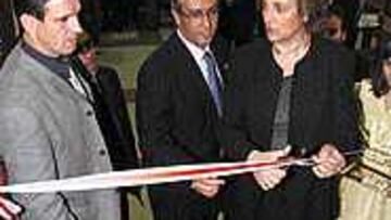 <b>COTA YA TIENE RESTAURANTE EN VALLECAS</B>. El capitán rayista inauguró ayer un restaurante en el estadio con la presencia de Gregorio Manzano, la presidenta Teresa Rivero y varios jugadores de la plantilla.