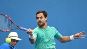 Santiago Giraldo devuelve una bola al portugués Joao Sousa.