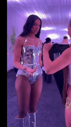 Dua Lipa recibe dos camisetas de Colo Colo y su reacción ya es viral: ¡Princesa Alba lo logró!