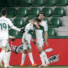 El Elche se come las uvas fuera de los puestos de descenso