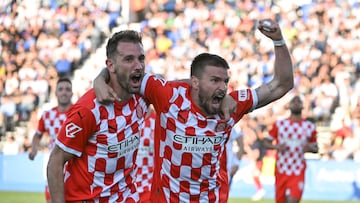 LEGANÉS (MADRID), 24/04/2025.- El delantero del Girona Cristhian Stuani (i) celebra tras anotar el primer gol del equipo junto a su compañero Portu durante el partido de la jornada 33 de LaLiga EA Sports entre el Leganés y el Girona, este jueves en el estadio de Butarque en Leganés (Madrid). EFE/ Fernando Villar