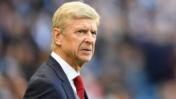 Arsenal's French manager Arsene Wenger arives on the pitch ahead of the English Premier League football match between Manchester City and Arsenal at the Etihad Stadium in Manchester, north west England, on November 5, 2017. / AFP PHOTO / Paul ELLIS / RESTRICTED TO EDITORIAL USE. No use with unauthorized audio, video, data, fixture lists, club/league logos or 'live' services. Online in-match use limited to 75 images, no video emulation. No use in betting, games or single club/league/player publications. /