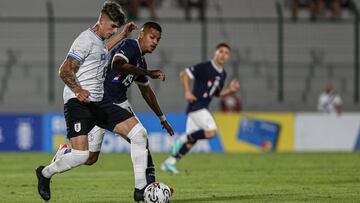 AME9336. MALDONADO (URUGUAY), 13/01/2024.- Santiago Homenchenko (i) de Uruguay sub 23 disputa hoy el balón con Marcelo Pérez de Paraguay sub 23, durante un amistoso de preparación al Preolímpico 2024, en el Estadio Domingo Burgueño Miguel en Maldonado (Uruguay). EFE/ Gastón Britos