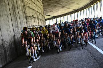 El pelotón durante la duodécima etapa del Tour de Francia 2022.