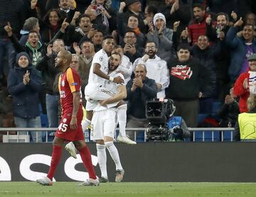 Pase perfecto de Rodrygo, tenso y directo al corazón del área para que Karim Benzema remate a gol. Dos goles y una asistencia de Rodrygo. 