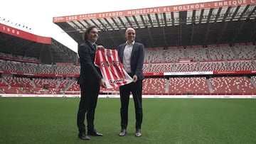 14-11-24. DAVID GUERRA, PRESIDENTE EJECUTIVO DEL SPORTING, Y ÁNGEL ÁLVAREZ, DIRECTOR DE LA UNIDAD DE CONSUMO DE VODAFONE ESPAÑA, TRAS LA FIRMA DEL ACUERDO DE PATROCINIO DE LA FIRMA LOWI.