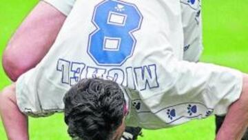 <b>ADIÓS. </b>Míchel besó el césped del Bernabéu en su despedida del Madrid. Fue ante el Mérida (95-96).