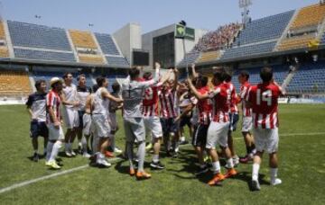 Los jugadores del Bilbao Athletic B celebran el ascenso a Segunda. 