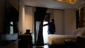 Una camarera de pisos limpia una de las habitaciones del Hotel Claris, en Barcelona, Catalunya (Espa&ntilde;a), a 4 de noviembre de 2020. El pasado 29 de octubre el Gobierno de la Generalitat anunci&oacute; nuevas medidas para combatir el coronavirus. En 