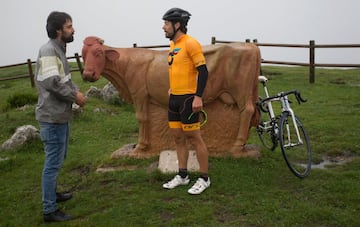 Óscar Freire, ciclista cántabro, junto al redactor de Diario AS Juanma Leiva, al finalizar el ascenso al puerto donde acabará la 17ª etapa. Varias rampas rebasan el 20%.