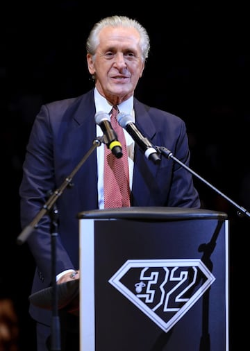 Pat Riley, presidente de Miami Heat,dando el discurso en el homenaje a Shaq.