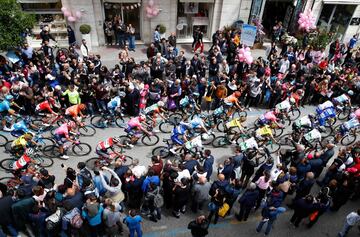 El pelotón en la sexta etapa entre Cassino y San Giovanni Rotondo.