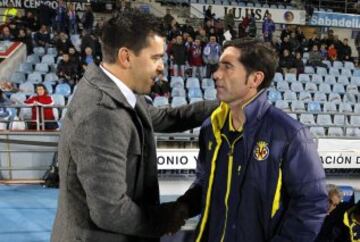 Los entrenadores del Villarreal Marcelino García Toral (d) y del Getafe Cosmin Contra se saludan al comienzo del partido.