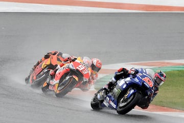 Maverick Viñales delante de Márquez durante la carrera. 