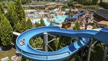 El Aquapark Cerceda dispone de una amplia y variada gama de atracciones en las que tanto los más atrevidos como los más peques de la casa pueden pasar un buen rato de entretenimiento. Desde las burbujas del jacuzzi hasta el vértigo del Roaller Coaster. Desde la ranita hasta el multipistas, todo es diversión en nuestras instalaciones. La mejor oferta de ocio en el único parque destas características existente en Galicia. 