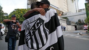 Estos dos aficionados brasileños lloran en la puerta del Hospital Israelita Albert Einstein, donde pasó sus últimos días Pelé, al enterarse de la muerte de su ídolo.