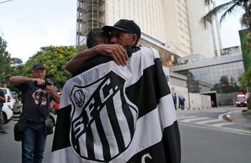 Estos dos aficionados brasileños lloran en la puerta del Hospital Israelita Albert Einstein, donde pasó sus últimos días Pelé, al enterarse de la muerte de su ídolo.