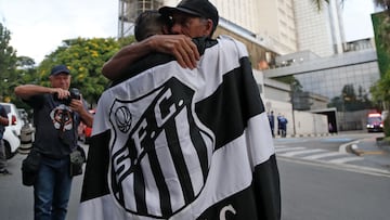 Estos dos aficionados brasileños lloran en la puerta del Hospital Israelita Albert Einstein, donde pasó sus últimos días Pelé, al enterarse de la muerte de su ídolo.